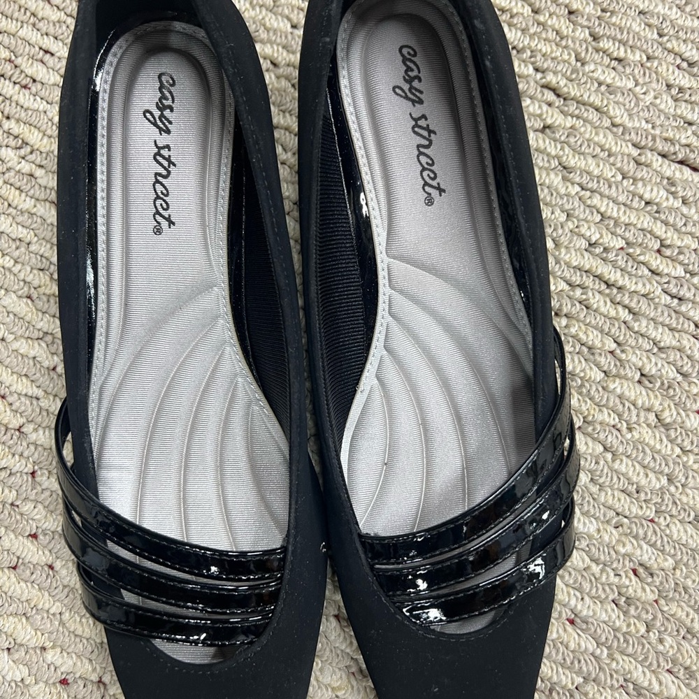 Easy street black suede with patent leather straps 8 1/2M heels like new